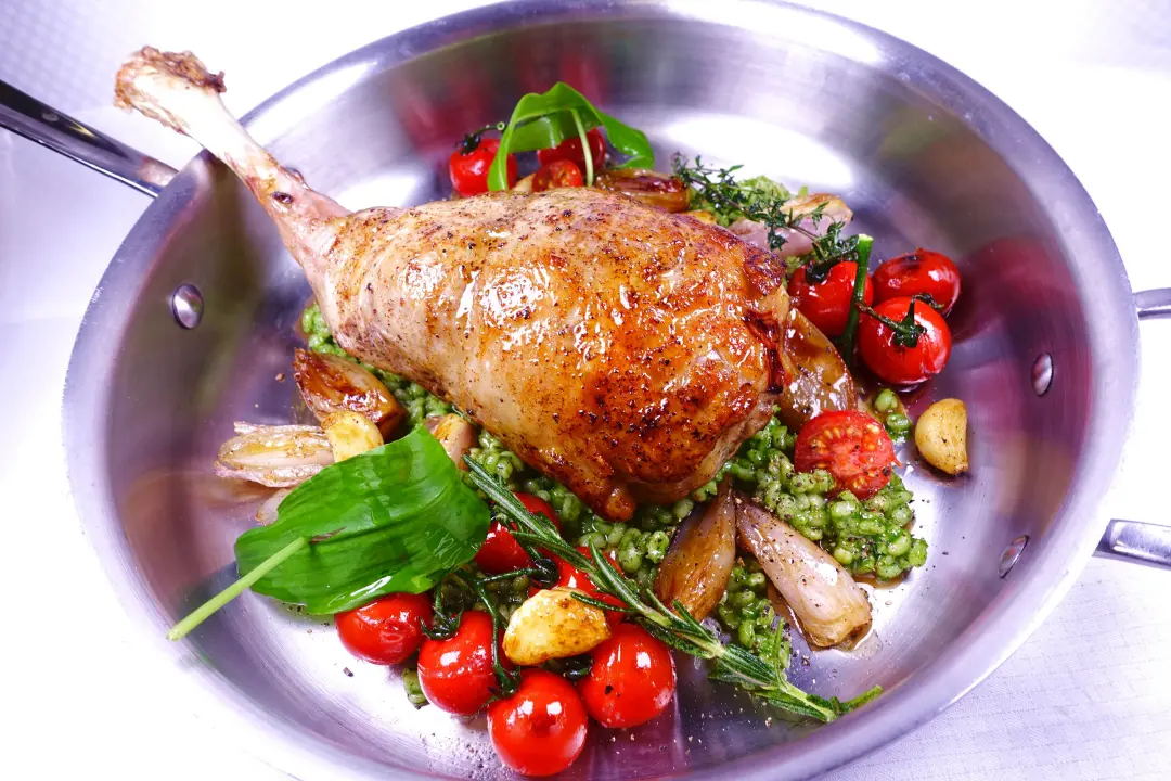 2023-03-11-restaurant-scherrer.de_Landhaus-Scherrer-hamburg-Oster-Empfehlungen-2023-NDR-Milchlammkeule-Baerlauch-Graupen-Schalotten-kleiner-heller-April-90052019.webp Rosa gebratene Milchlamm-Keule für 2 Personen – Bild 1