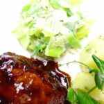 Geschmorte Kalbsbacke | mit Beilagen | für eine Person – Bild 3