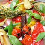 Österliches Gemüse zur Milchlammkeule und Lammkarree mit Kirschtomaten Schneidebohnen und Aubergine