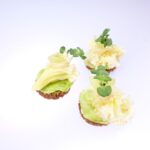 Drei Tête de Moine Canape Häppchen vor weißem Hintergrund